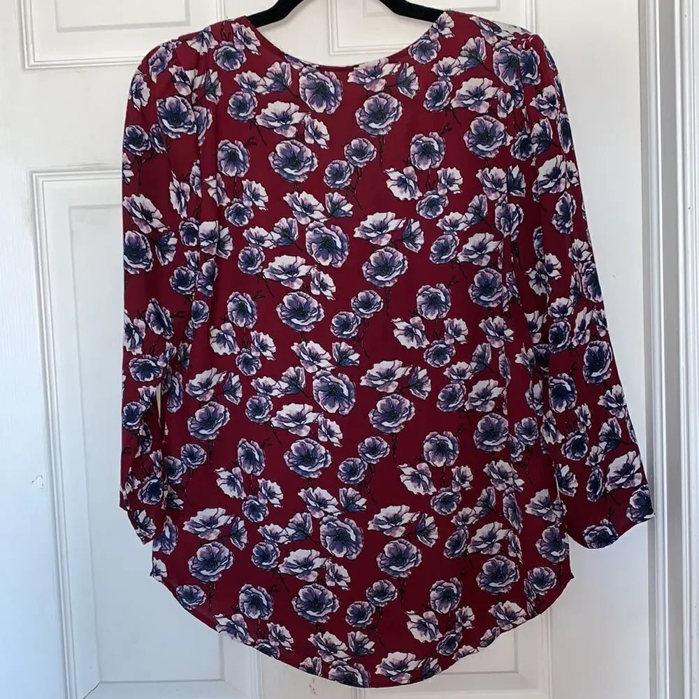 Hinge Floral Top - Picture 2 of 4